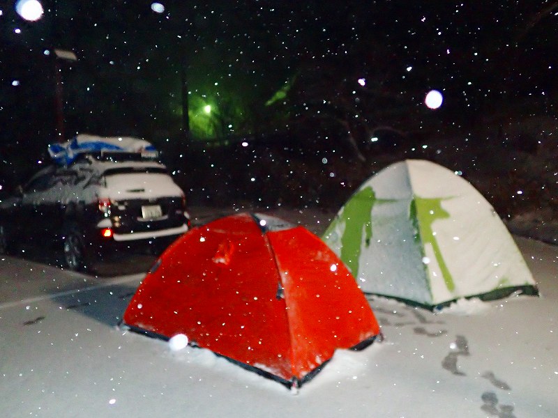 計画を変更して1日早く下山したのでいやしの湯Pで1泊 夜雪になる