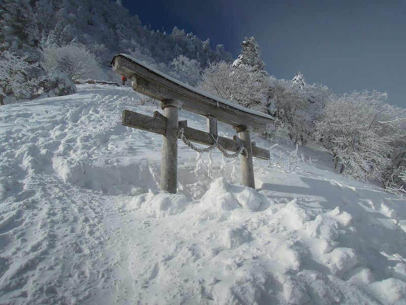 2014.1.5 二の鎖小屋手前の鳥居
https://noboroukai-konk.jwaf-cb.jp/2019/05/13/okugake/
