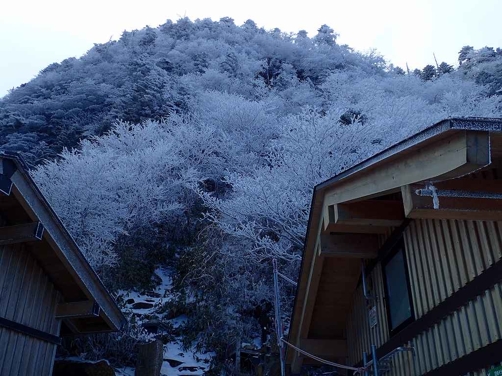二の鎖小屋 梯子を上れば二階の入口