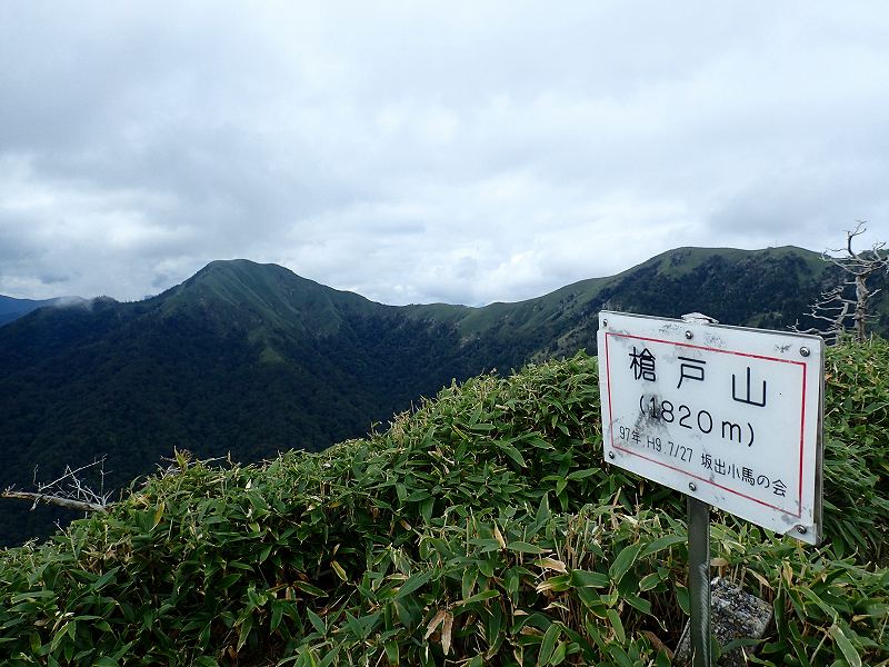 次郎笈と剣山 双耳峰の姿がいい